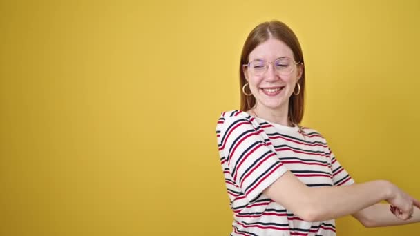 Młoda Blondynka Uśmiecha Się Wskazując Bok Odizolowanym Żółtym Tle — Wideo stockowe
