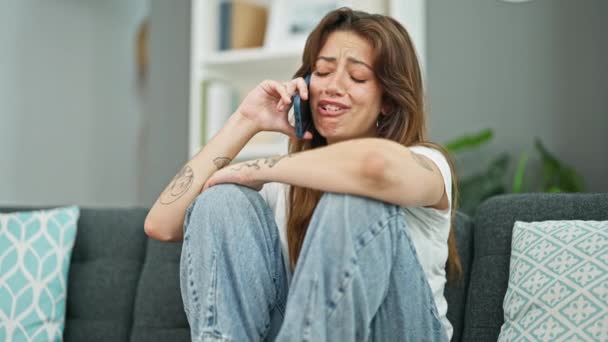 Joven Mujer Hispana Hermosa Sentada Sofá Hablando Teléfono Inteligente Llorando — Vídeo de stock