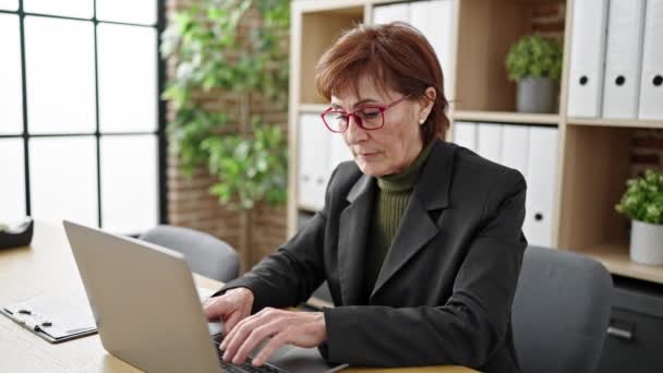 Starší Hispánská Žena Obchodní Pracovník Pomocí Notebooku Pracuje Kanceláři — Stock video