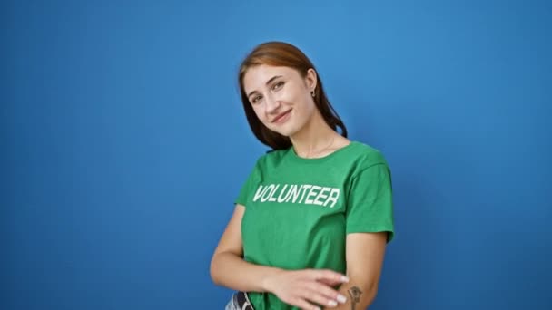 Mujer Joven Voluntaria Pie Con Los Brazos Cruzados Gesto Sonriendo — Vídeos de Stock