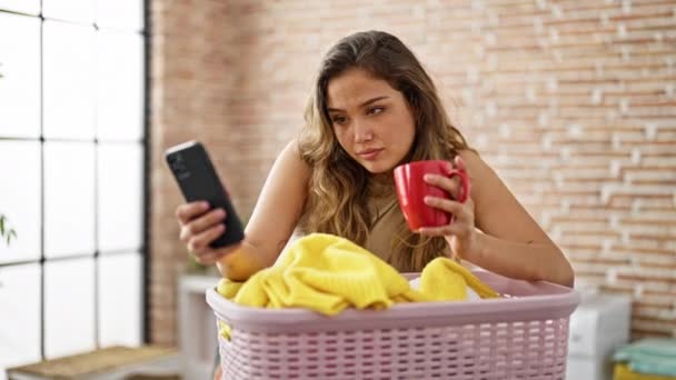 Młoda Piękna Latynoska Używa Smartfona Pijąc Kawę Opierając Się Koszu — Wideo stockowe