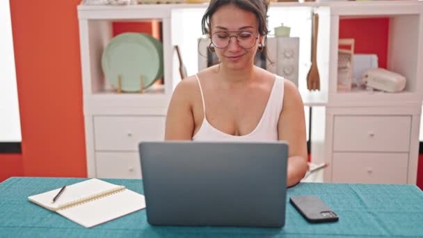 Młoda Piękna Latynoska Kobieta Przy Użyciu Laptopa Siedzi Stole Uśmiecha — Wideo stockowe
