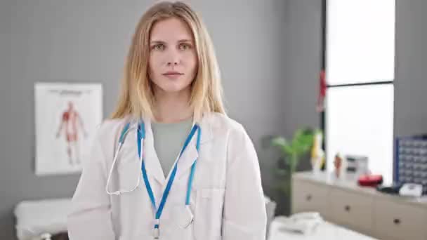 Klinikte Gülümseyen Genç Sarışın Kadın Doktor — Stok video