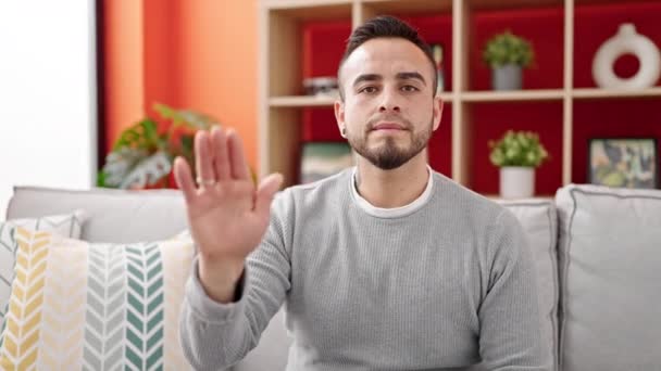 Ισπανόφωνος Άνθρωπος Κάνει Στάση Χειρονομία Χέρι Στο Σπίτι — Αρχείο Βίντεο