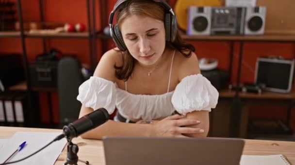 Mladá Žena Radio Reportérka Usmívá Sebevědomě Pracuje Rádiu Studio — Stock video