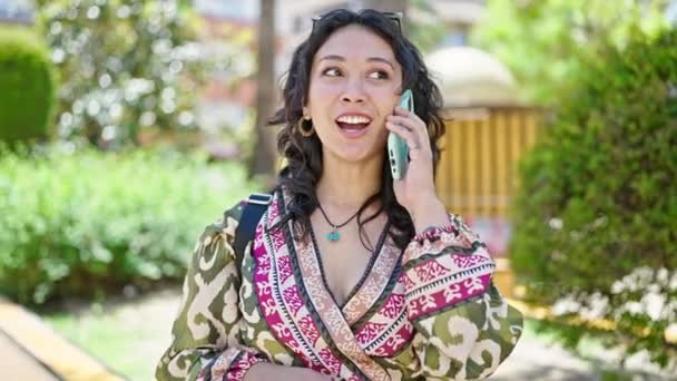 Jeune Belle Femme Hispanique Souriant Confiant Parler Sur Smartphone Éloigner — Video