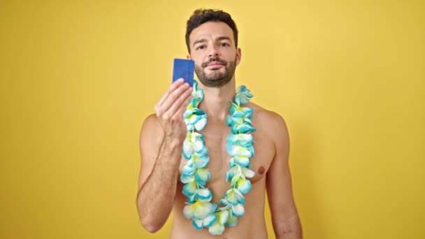 Ung Latinamerikansk Man Turist Bär Hawaiian Lei Stående Skjorta Innehav — Stockvideo