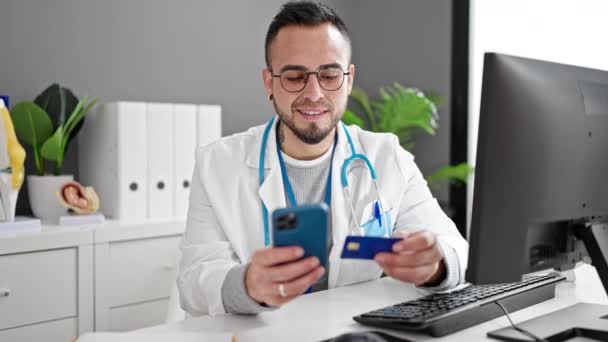 Akıllı Telefon Kullanan Spanyol Doktor Klinikte Online Alışveriş Yapıyor — Stok video