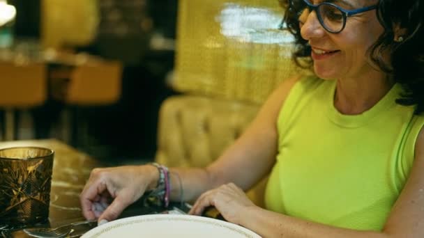 Mujer Hispana Mediana Edad Sonriendo Confiada Sentada Restaurante — Vídeo de stock