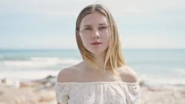 Joven Mujer Rubia Turista Sonriendo Confiado Pie Playa — Vídeos de Stock