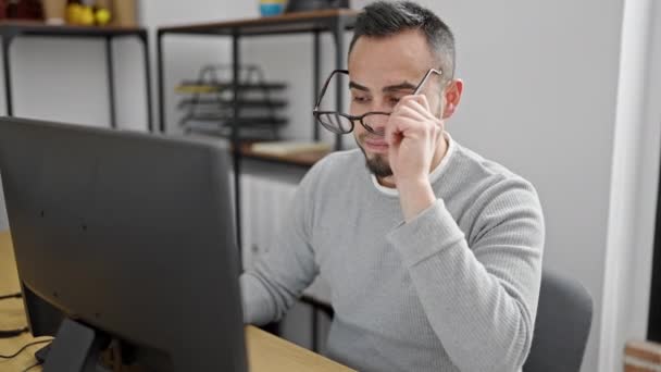 Hispanic Man Business Man Putting Glasses Office — Stock Video