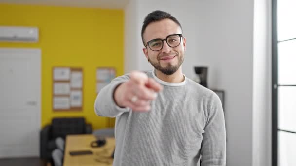 Spanischer Mann Macht Kommen Geste Mit Hand Büro — Stockvideo