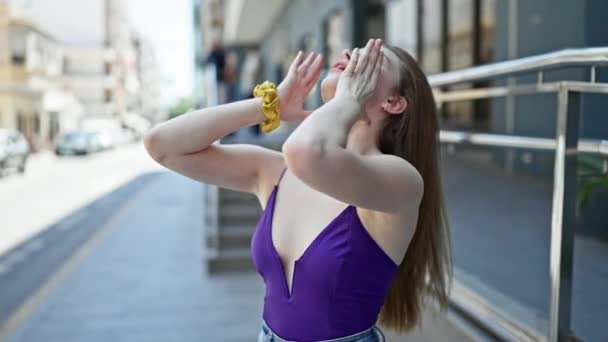 Mujer Rubia Joven Peinando Cabello Con Las Manos Sudando Calle — Vídeo de stock