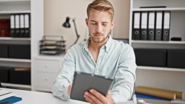 Jovem Caucasiano Homem Empresário Usando Touchpad Pensando Escritório — Vídeo de Stock