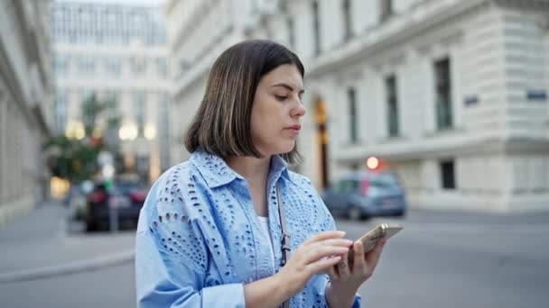 Jovem Mulher Hispânica Bonita Usando Smartphone Olhando Redor Esperando Por — Vídeo de Stock