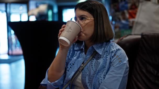 Joven Hermosa Mujer Hispana Bebiendo Café Para Llevar Hall Del — Vídeos de Stock