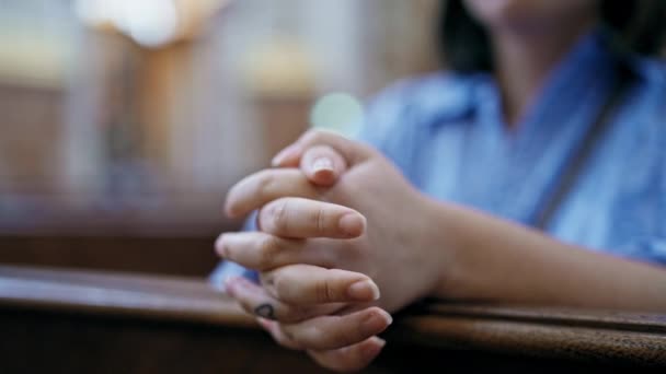 Μια Νεαρή Όμορφη Ισπανίδα Προσεύχεται Παγκάκι Της Εκκλησίας — Αρχείο Βίντεο