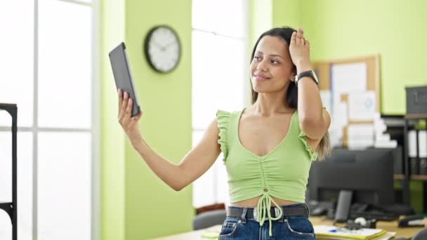 Genç Güzel Spanyol Kadını Ofiste Dokunmatik Selfie Yapıyor — Stok video