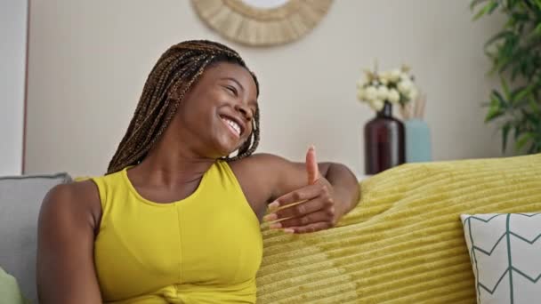 Mujer Afroamericana Sonriendo Confiada Sentada Sofá Hablando Casa — Vídeo de stock