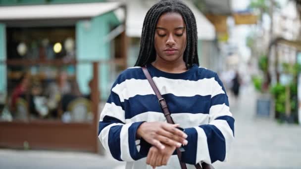 Afroamerykanka Patrzy Zegarek Poważnym Wyrazem Twarzy Tarasie Kawiarni — Wideo stockowe