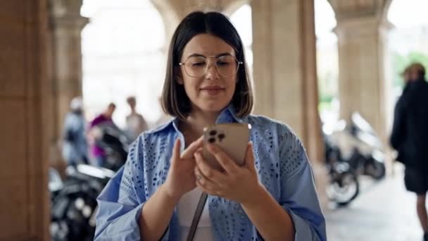 Νεαρή Όμορφη Ισπανίδα Γυναίκα Χαμογελά Ευτυχισμένη Χρησιμοποιώντας Smartphone Στους Δρόμους — Αρχείο Βίντεο