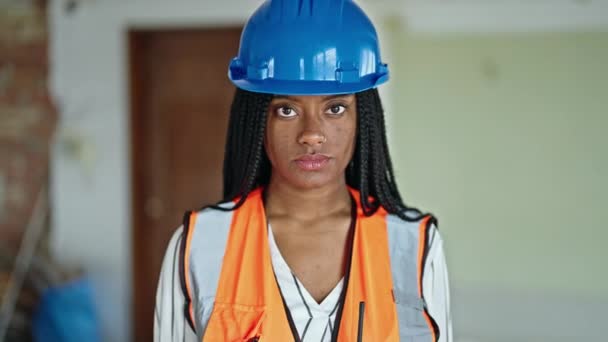 African American Femme Constructeur Souriant Confiance Debout Sur Chantier Construction — Video