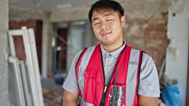 Constructeur Souriant Confiant Peignage Cheveux Sur Chantier Construction — Video