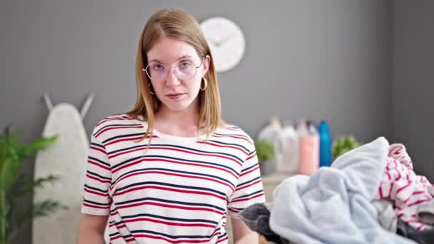 Mujer Rubia Joven Pidiendo Ayuda Lavandería — Vídeo de stock