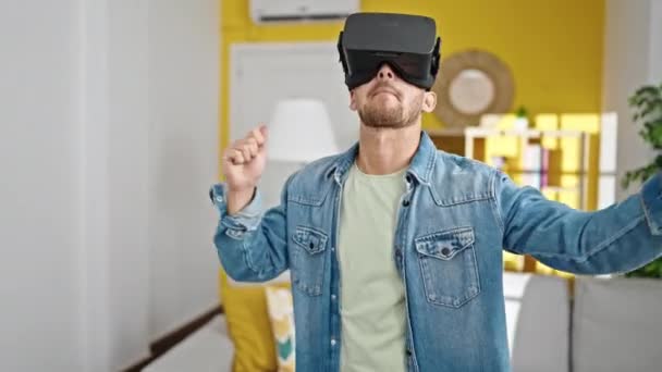 Junger Kaukasier Tanzt Mit Virtual Reality Brille Hause — Stockvideo