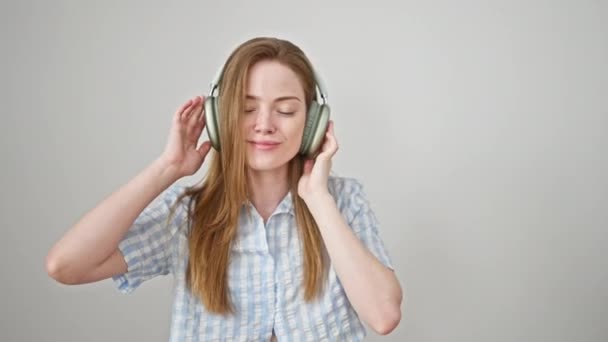 Młoda Blondynka Słuchająca Muzyki Tańcząca Białym Tle — Wideo stockowe