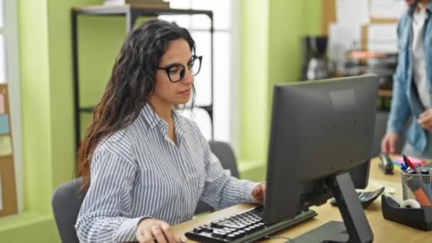 Pracownicy Biznesu Mężczyźni Kobiety Korzystający Komputera Pracującego Biurze — Wideo stockowe