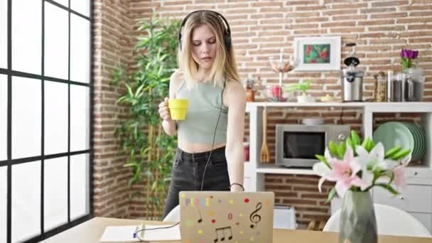 Młoda Blondynka Słuchająca Muzyki Tańcząca Pijąca Kawę Jadalni — Wideo stockowe