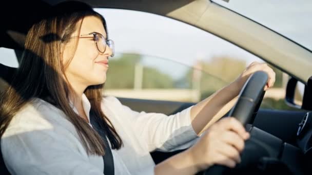 Młoda Piękna Latynoska Kobieta Prowadzi Samochód Uśmiechnięty Okularach Drodze — Wideo stockowe