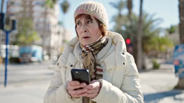 Mulher Hispânica Madura Com Expressão Séria Usando Smartphone Rua — Vídeo de Stock