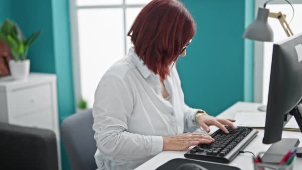 オフィスで働くバッカチェのために苦しんでいる中年の女性ビジネスワーカー — ストック動画