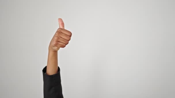 拿着信用卡的非洲裔美国女人在孤立的白人背景上做着大拇指手势 — 图库视频影像