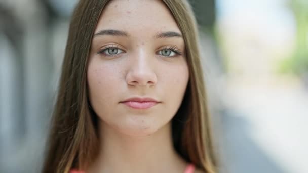 Joven Hermosa Chica Pie Con Expresión Seria Calle — Vídeo de stock