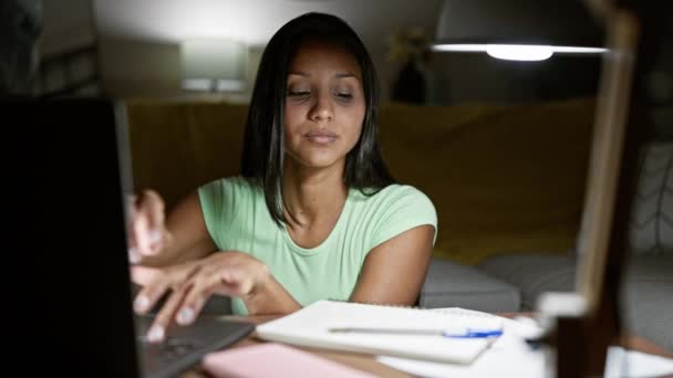 Νεαρή Λατίνα Γυναίκα Που Χρησιμοποιεί Φορητό Υπολογιστή Κρατώντας Σημειώσεις Κοιτάζοντας — Αρχείο Βίντεο