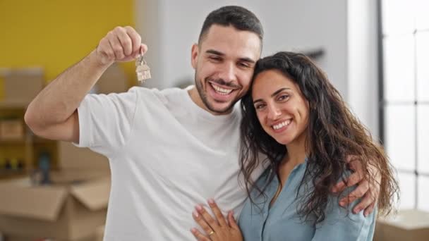 남성과 커플은 새로운 집에서 열쇠를 서로를 — 비디오
