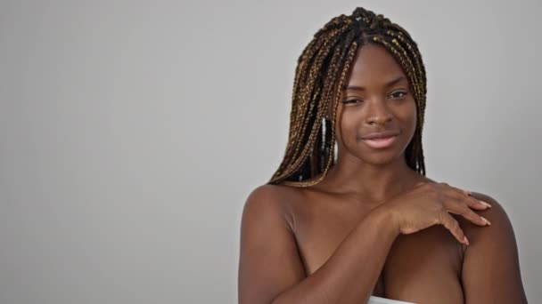 Wanita Afrika Amerika Tersenyum Percaya Diri Menyentuh Wajah Atas Latar — Stok Video