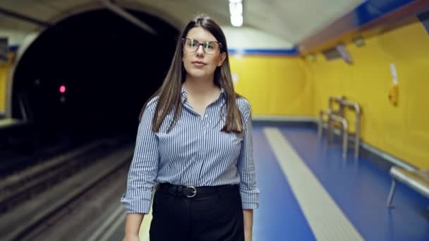 Joven Mujer Hispana Guapa Esperando Metro Usando Smartphone Estación Metro — Vídeos de Stock