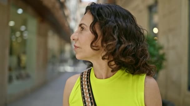 Moyen Age Femme Hispanique Souriant Confiant Dans Rue — Video