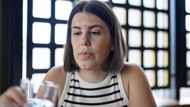 Joven Mujer Hispana Hermosa Comiendo Sushi Agua Potable Restaurante — Vídeo de stock