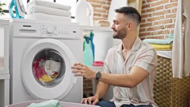 Joven Hombre Hispano Lavando Ropa Sosteniendo Camiseta Sucia Lavandería — Vídeos de Stock