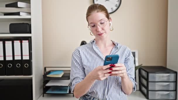 Jovem Loira Mulher Empresária Usando Smartphone Fones Ouvido Trabalhando Escritório — Vídeo de Stock