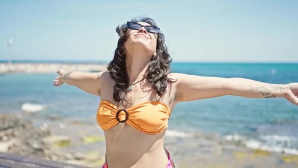 Genç Güzel Spanyol Kadın Plajda Kollarını Uzatan Turist — Stok video