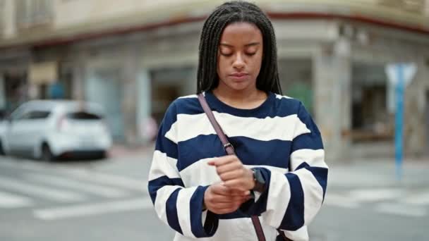 Afroamerykanka Patrzy Zegarek Czeka Poważnym Wyrazem Twarzy Ulicy — Wideo stockowe