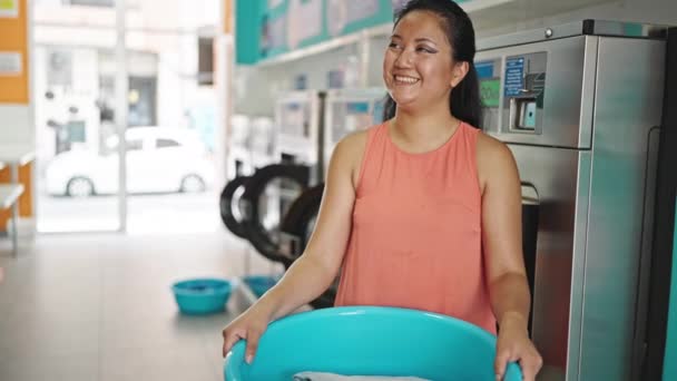 Mladá Číňanka Usmívá Sebevědomě Drží Koš Prádelně — Stock video