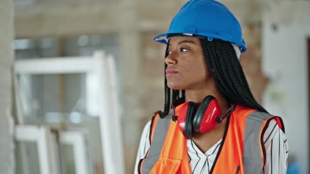 在建筑工地遭受颈痛痛苦的非裔美国女建筑工人 — 图库视频影像