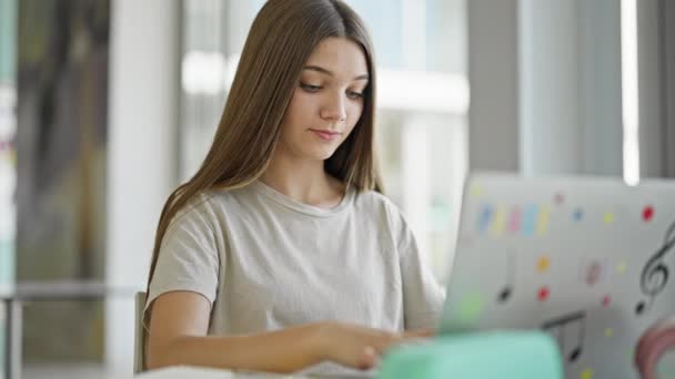 Fiatal Szép Lány Diák Segítségével Laptop Tanul Könyvtárban — Stock videók